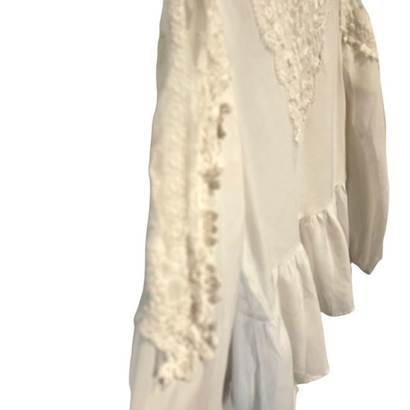 Size. Medium NWT off white lace top by Molly Bracken - gorgeous lace and mesh - Picture 2 of 6